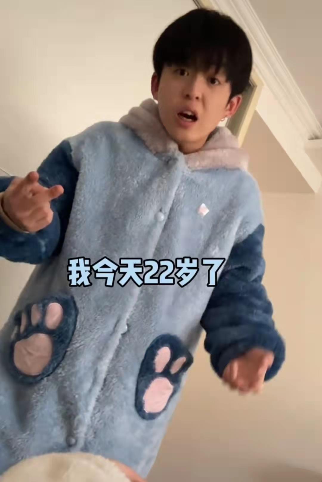 00后小伙刚满22岁带女友领证,羡煞不少网友