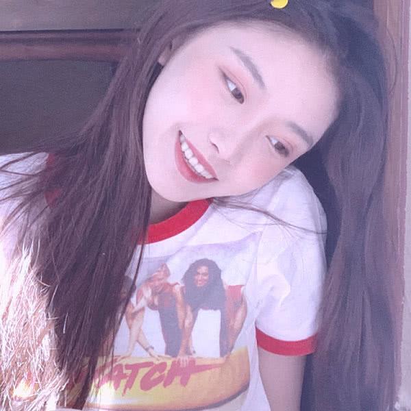 追女生经常做这三个举动(容易让她爱上你)