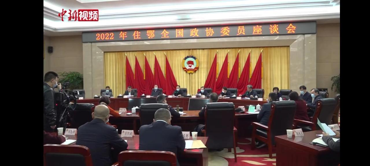 委员建议强制男性陪休产假一个月,对生育孩子的家庭按月发放补贴