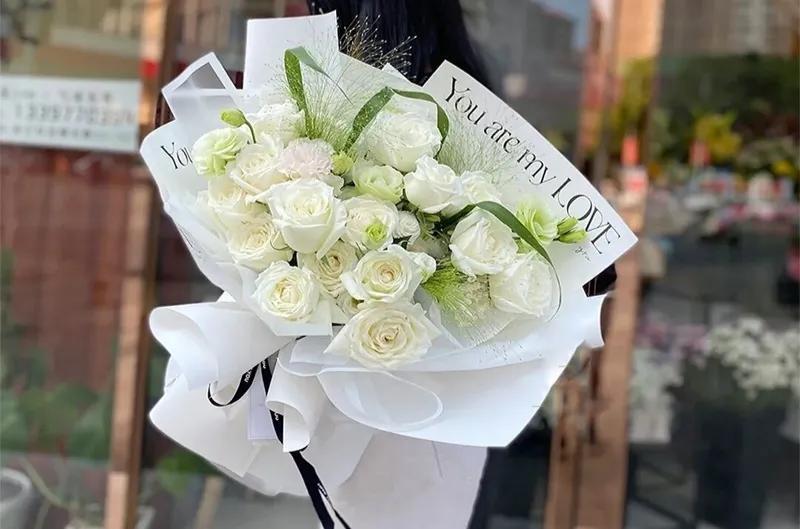 白玫瑰花语是什么(关于男人送白玫瑰代表的意思)