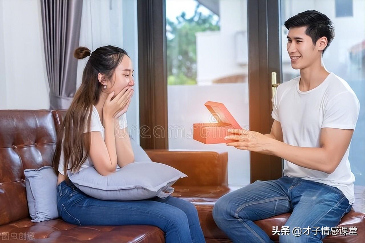 男人真正爱你是什么样的(会有这3种行为 不爱装不出来)