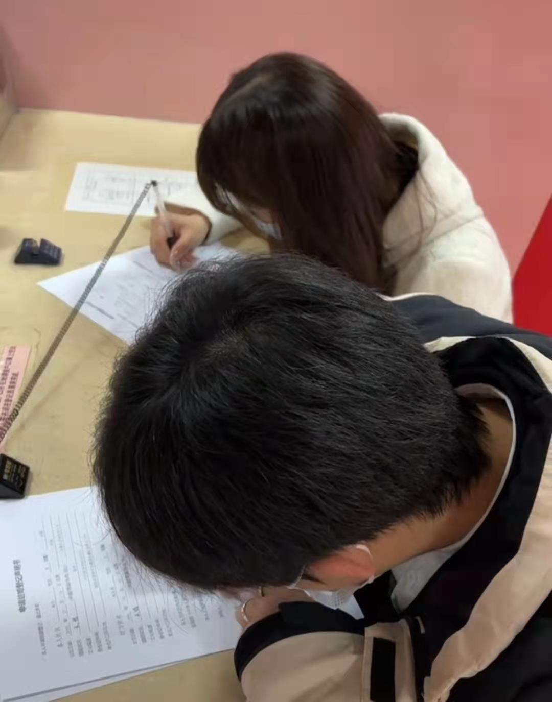 00后小伙刚满22岁带女友领证,羡煞不少网友