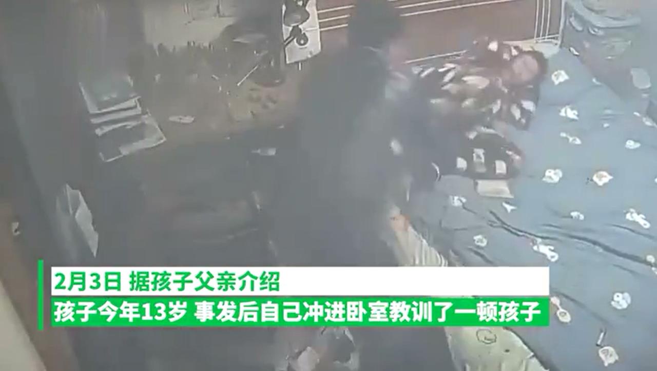 男孩卧室不慎点燃鞭炮被爸爸揍,网友意见纷纷