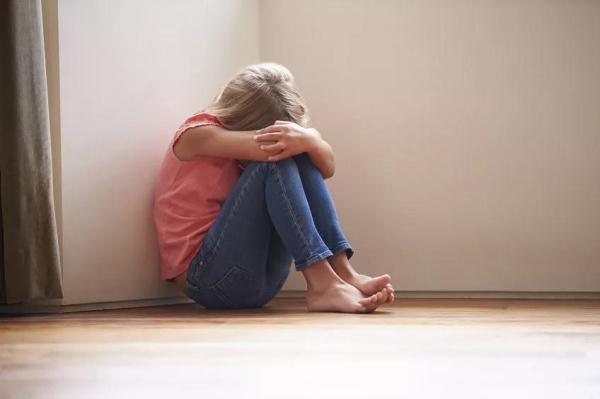13岁的孩子内向自卑不愿讲话（女儿因为自卑变得越来越内向怎么办）