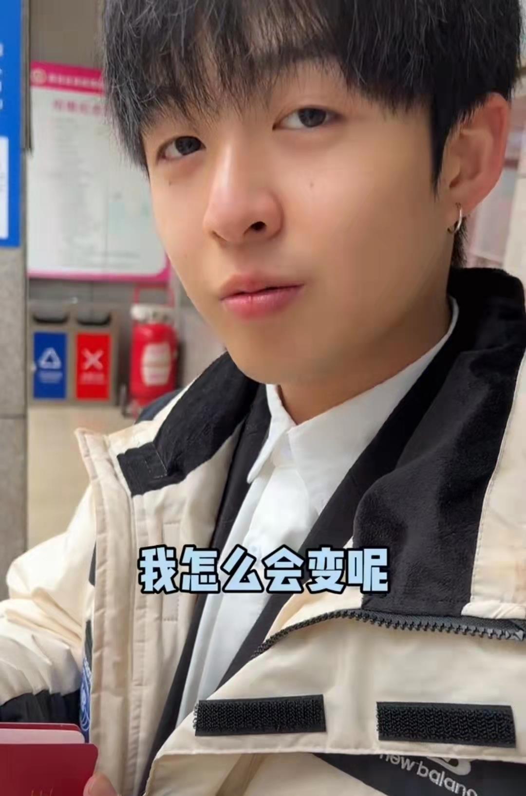 00后小伙刚满22岁带女友领证,羡煞不少网友