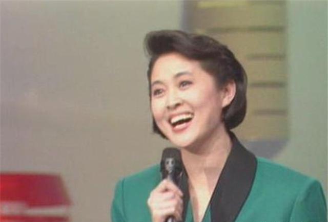 给各台春晚气质主持打分,倪萍成经典,马凡舒初登台惊艳