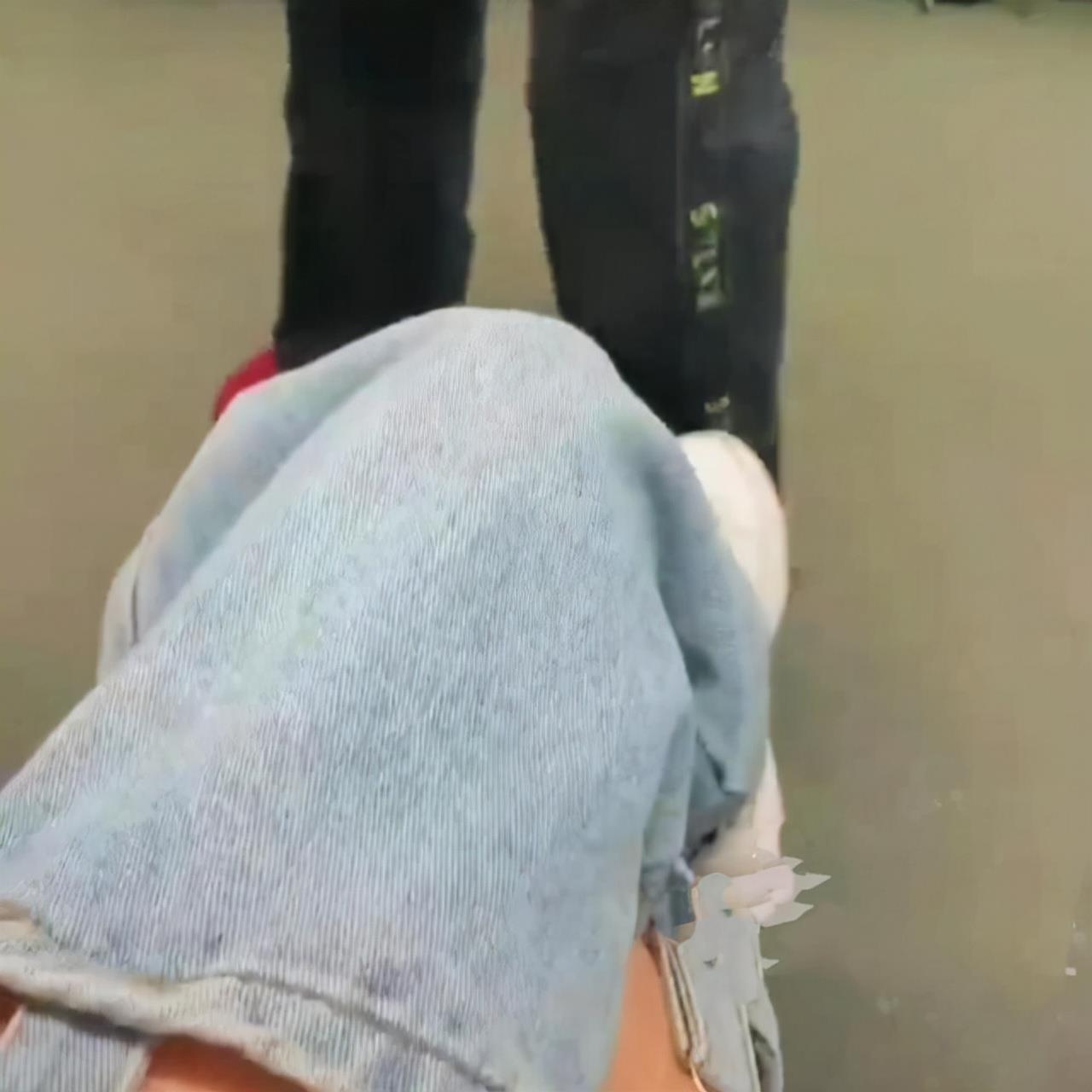 女孩穿露腿裤被大妈连摸带打训斥，到底谁的过错