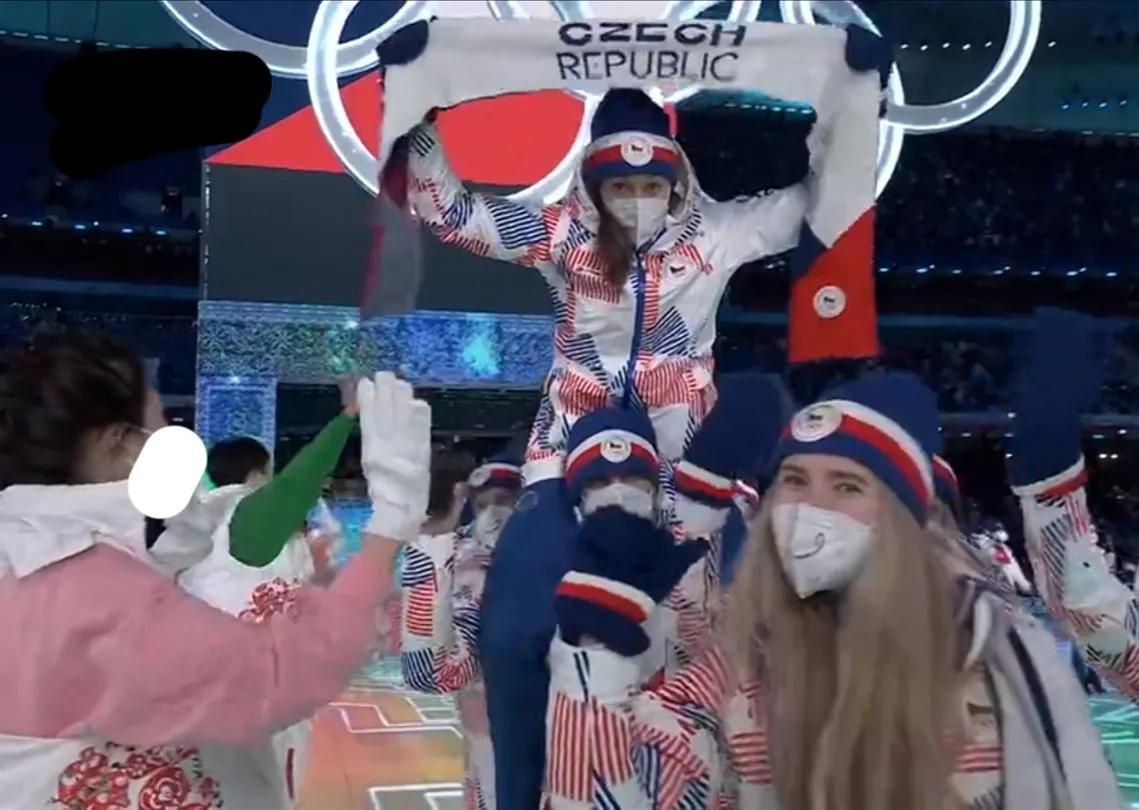 开幕式的颜值担当们:肩扛女伴的帅哥,穿夏日衣服的旗手