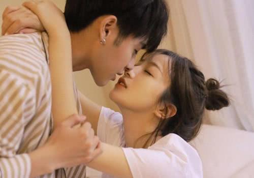 第一次不会接吻怎么办?教你四招,少女初吻必读