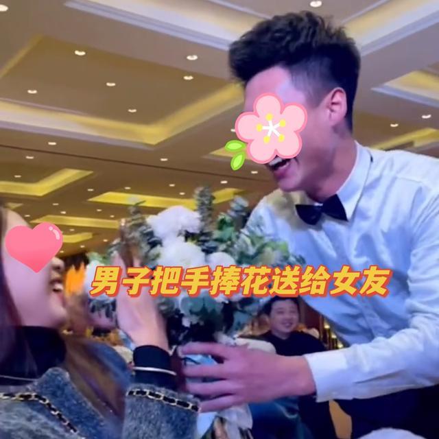婚礼上收到了男友抢的手捧花，多么幸福啊