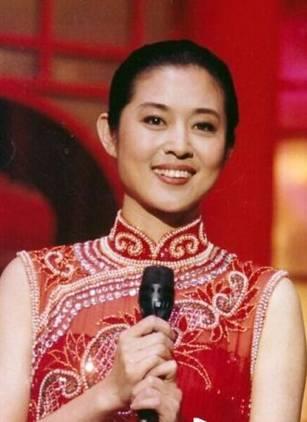 给各台春晚气质主持打分,倪萍成经典,马凡舒初登台惊艳