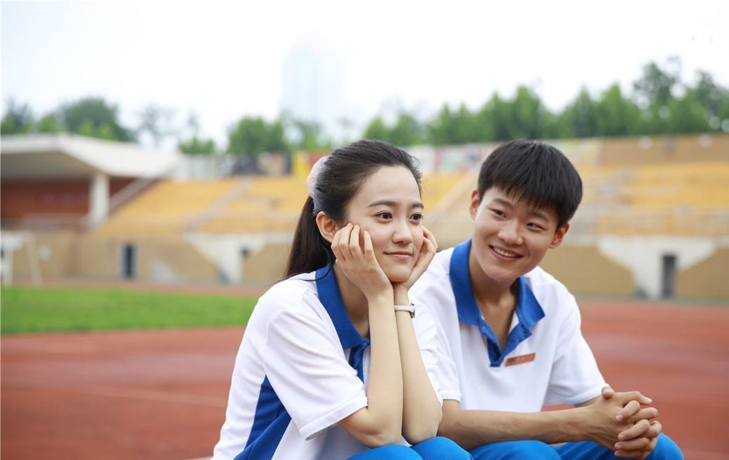 初中生谈恋爱家长怎么处理女孩（初中女孩恋爱了家长怎么办）