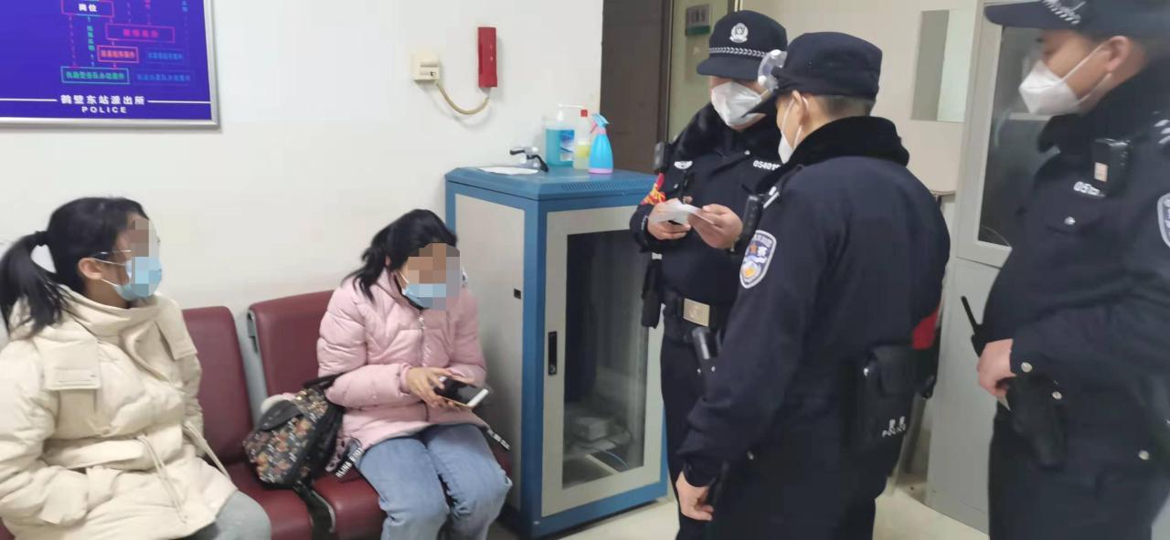 15岁女孩欲坐火车偷见网友被铁警劝回，叛逆期少女渴望爱