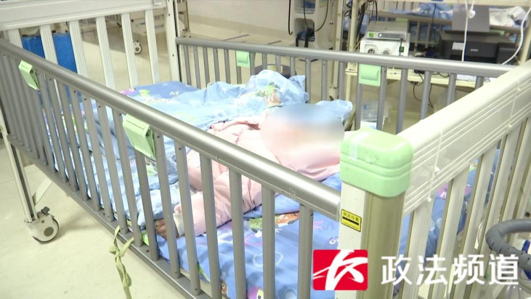 爸爸家中放烟花逗女儿， 结果把女儿送进了ICU