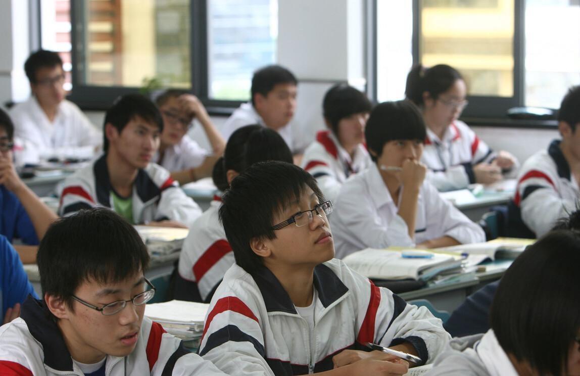 初中生谈恋爱家长怎么处理女孩（初中女孩恋爱了家长怎么办）