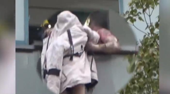 火灾中舍身救妻的丈夫离世，妻子仍然生死未卜。