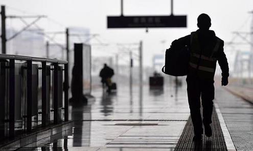 官方回应女生回家被拦雪天站一晚,防疫应以人为本