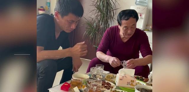 女婿上门拜年边落泪边