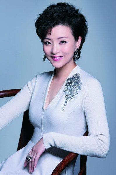 给各台春晚气质主持打分,倪萍成经典,马凡舒初登台惊艳