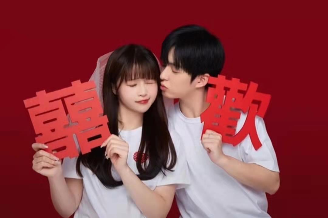 00后小伙刚满22岁带女友领证,羡煞不少网友