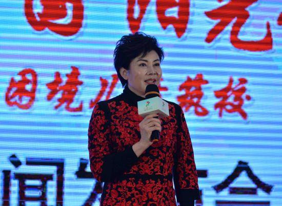 给各台春晚气质主持打分,倪萍成经典,马凡舒初登台惊艳