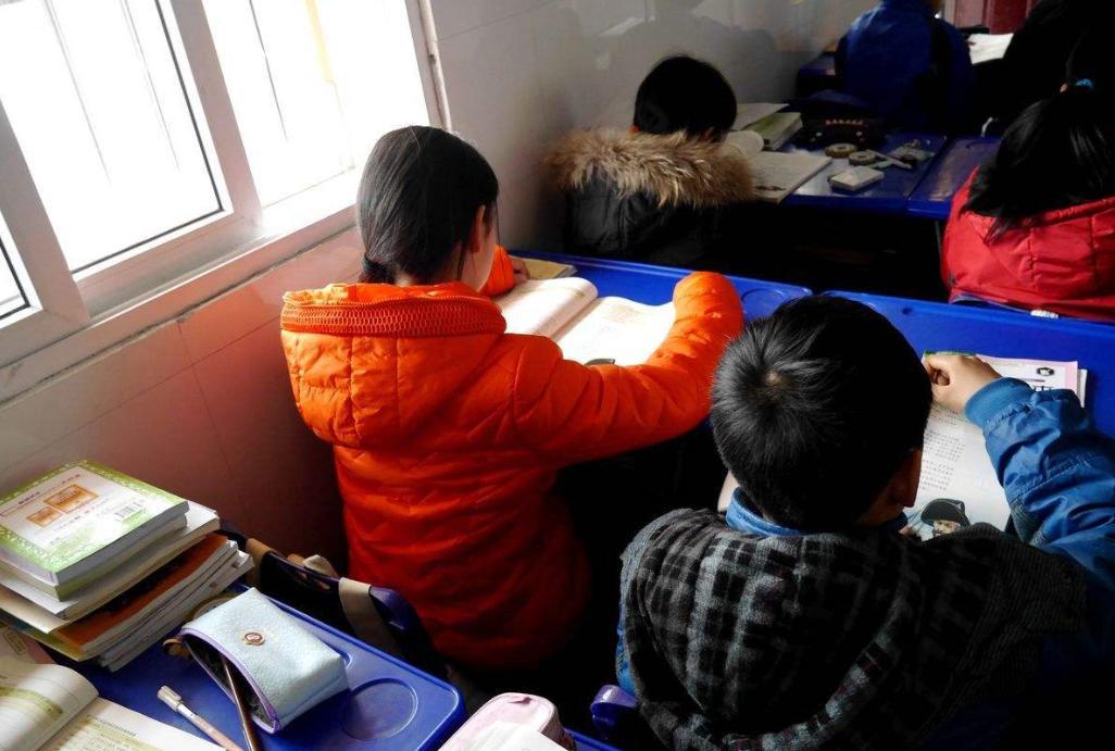 初中生谈恋爱家长怎么处理女孩（初中女孩恋爱了家长怎么办）