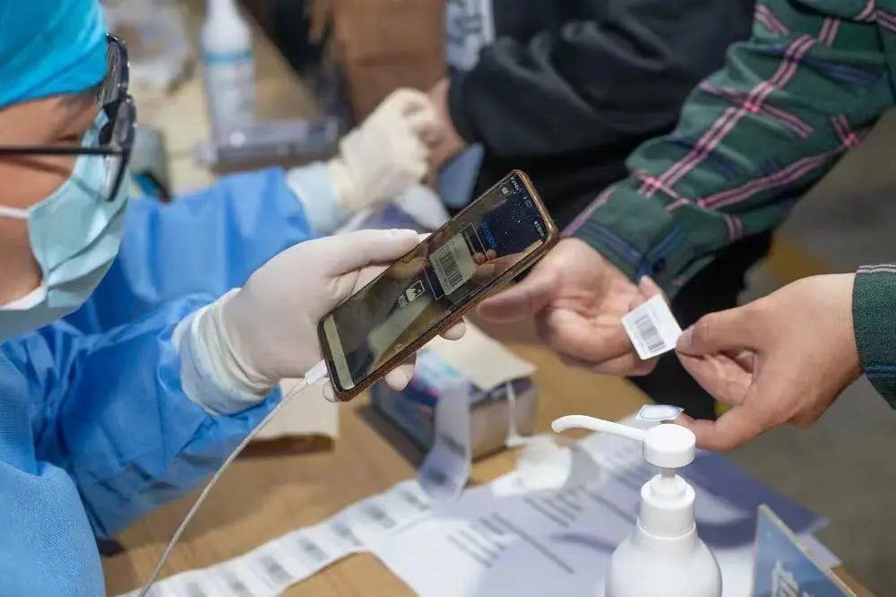 东航失事客机头等舱空姐丈夫发声：老婆，你等我，我马上来