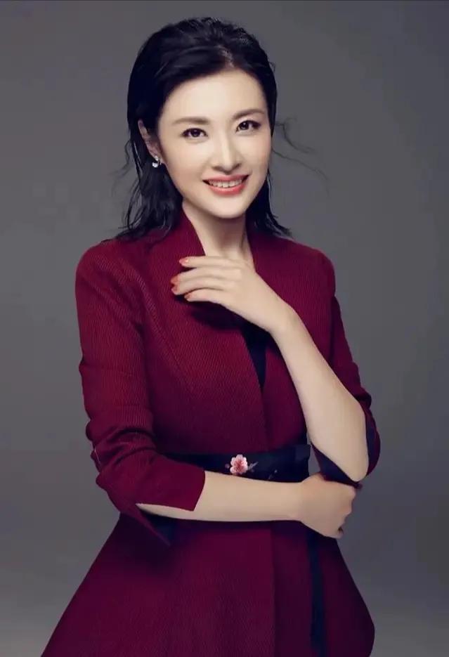 给各台春晚气质主持打分,倪萍成经典,马凡舒初登台惊艳