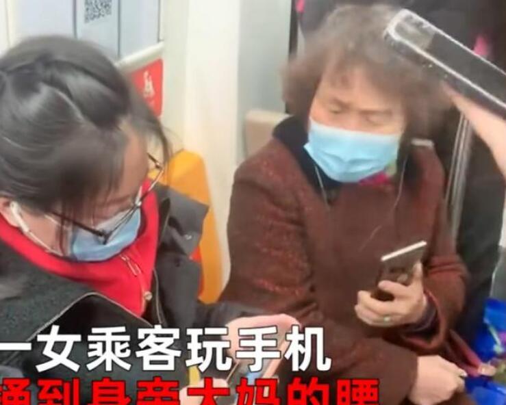太嚣张了！女子地铁上跷二郎腿，大妈提醒却遭怼