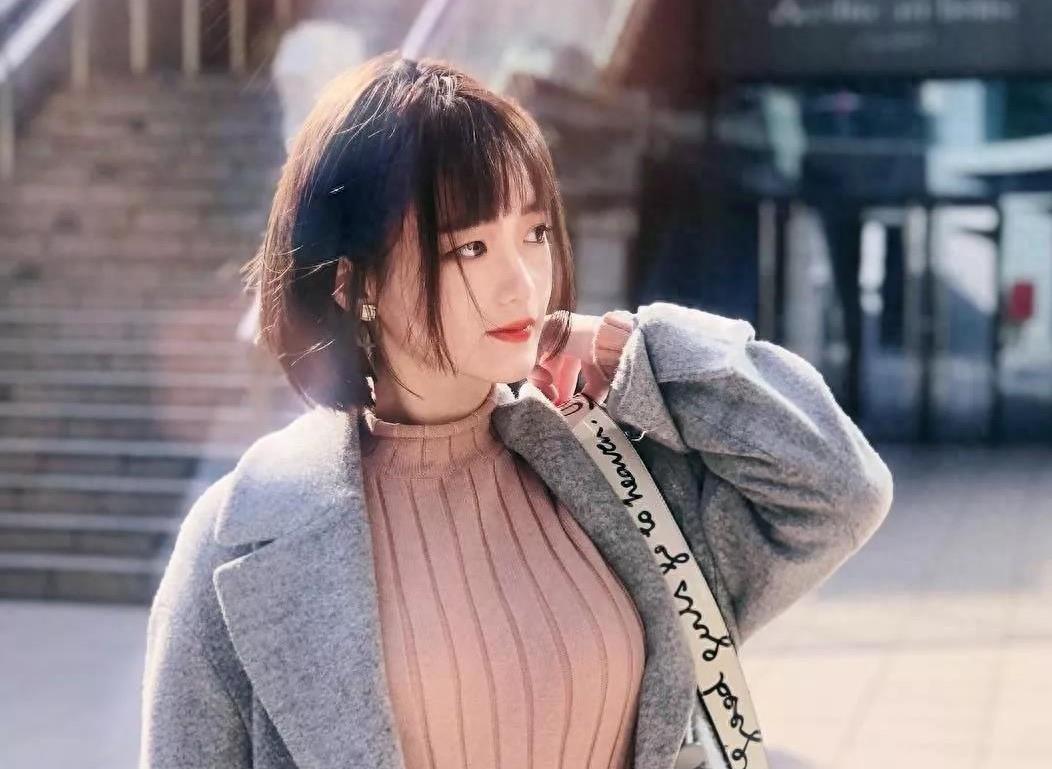 一个女孩子喜欢你会有什么表现(女人喜欢自己的表现)