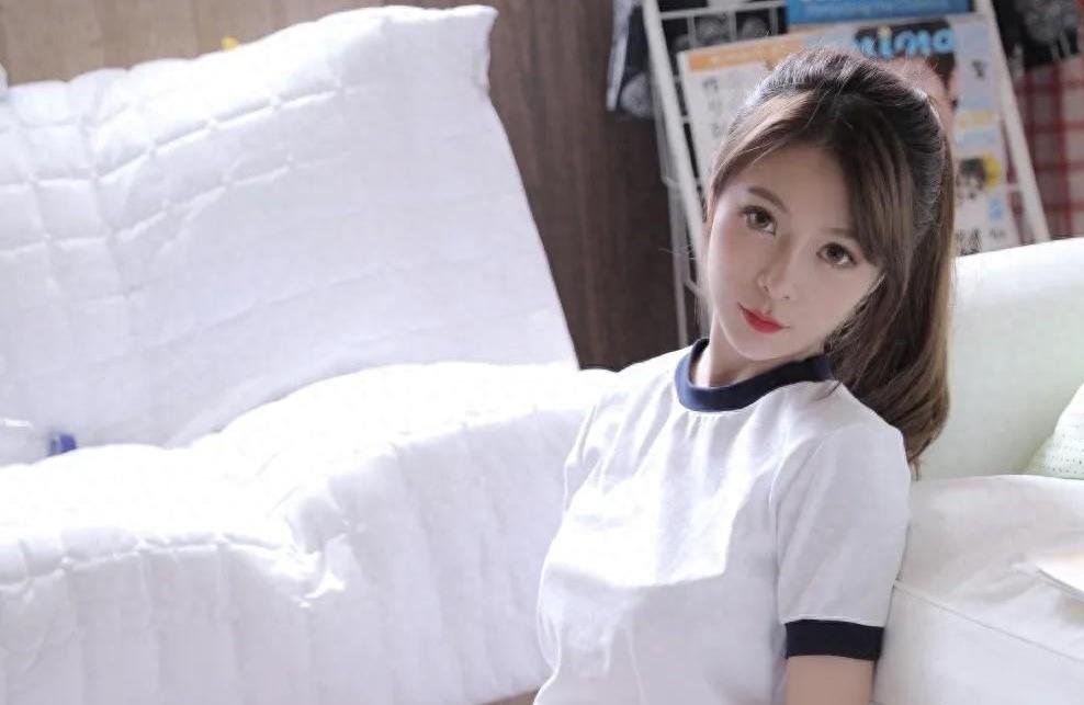 一个女孩子喜欢一个男孩子的表现(女生喜欢你的暗示)