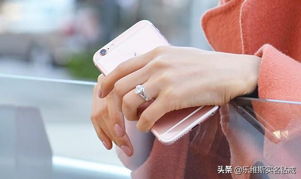 手指戴戒指的含义是什么(不同手指戴戒指戴法的含义 你戴对了吗)