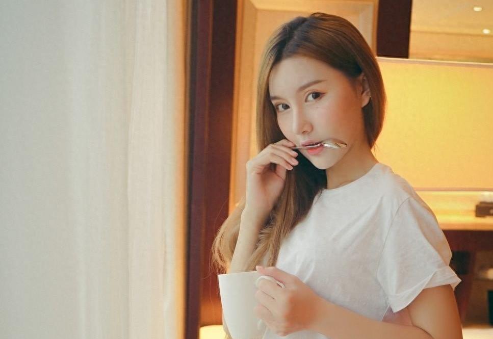 一个女孩子喜欢一个男孩子的表现(女生喜欢你的暗示)