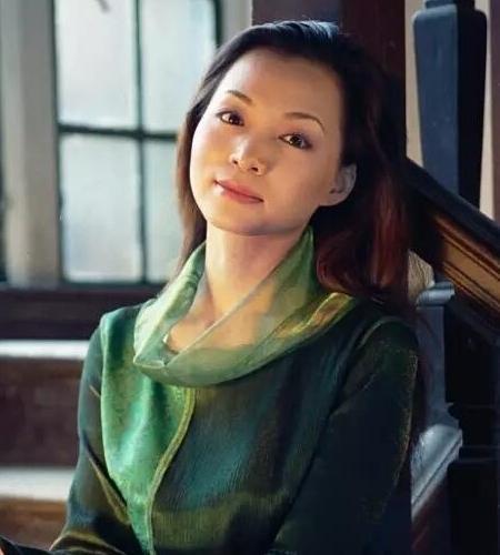 给各台春晚气质主持打分,倪萍成经典,马凡舒初登台惊艳