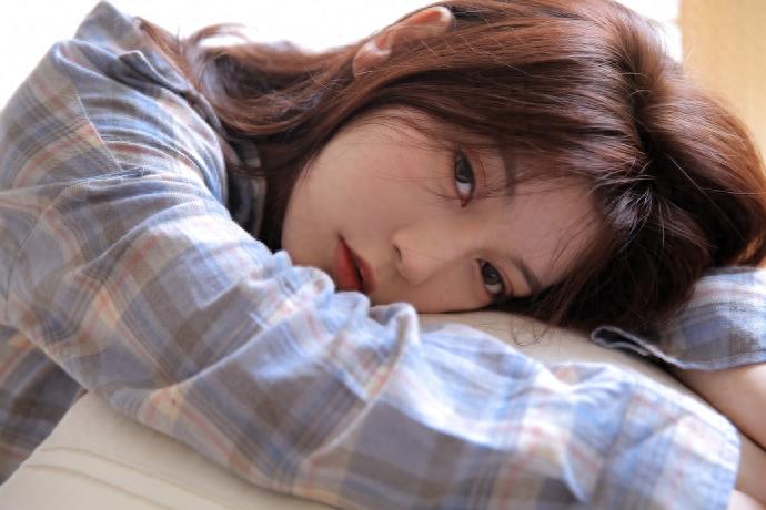 一个女孩子喜欢一个男孩子的表现(女生喜欢你的暗示)