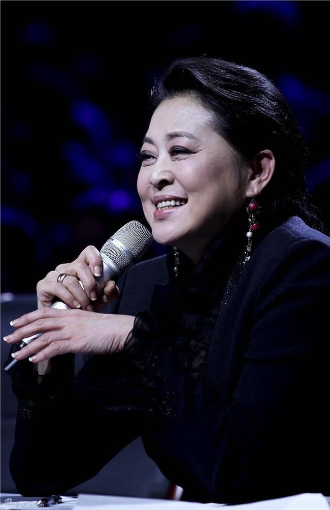 给各台春晚气质主持打分,倪萍成经典,马凡舒初登台惊艳