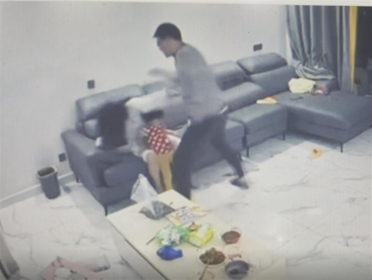网曝陕西一国企公司高管家暴妻子，公司回应：停职并移交纪委