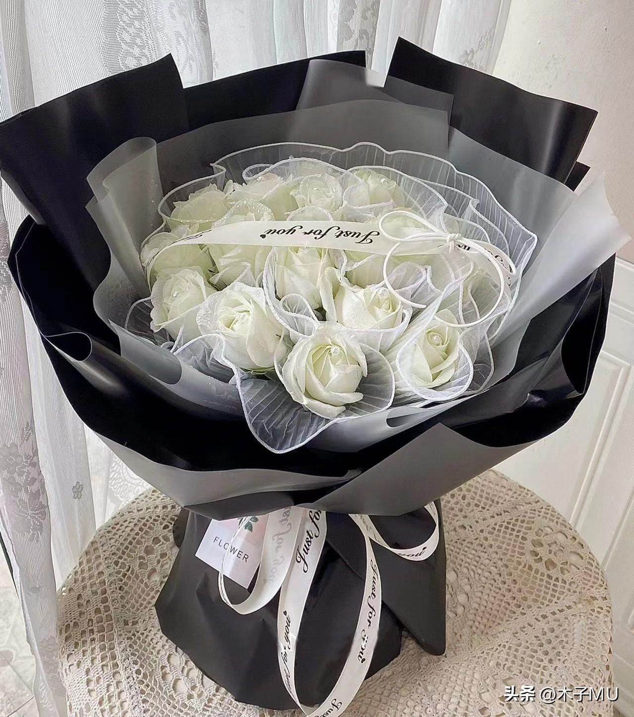 白玫瑰的花语以及适合送什么人(纯洁浪漫的白玫瑰是求爱之花)