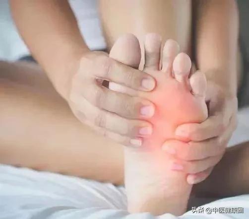 脚底凉是怎么回事女（女人脚底凉吃什么药好）