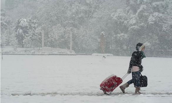官方回应女生回家被拦雪天站一晚,防疫应以人为本