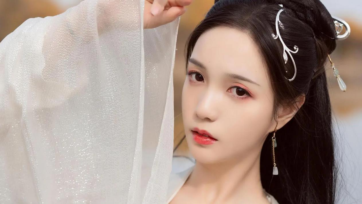 女生这三个部位一碰准动情(最让女人心动的肢体接触)