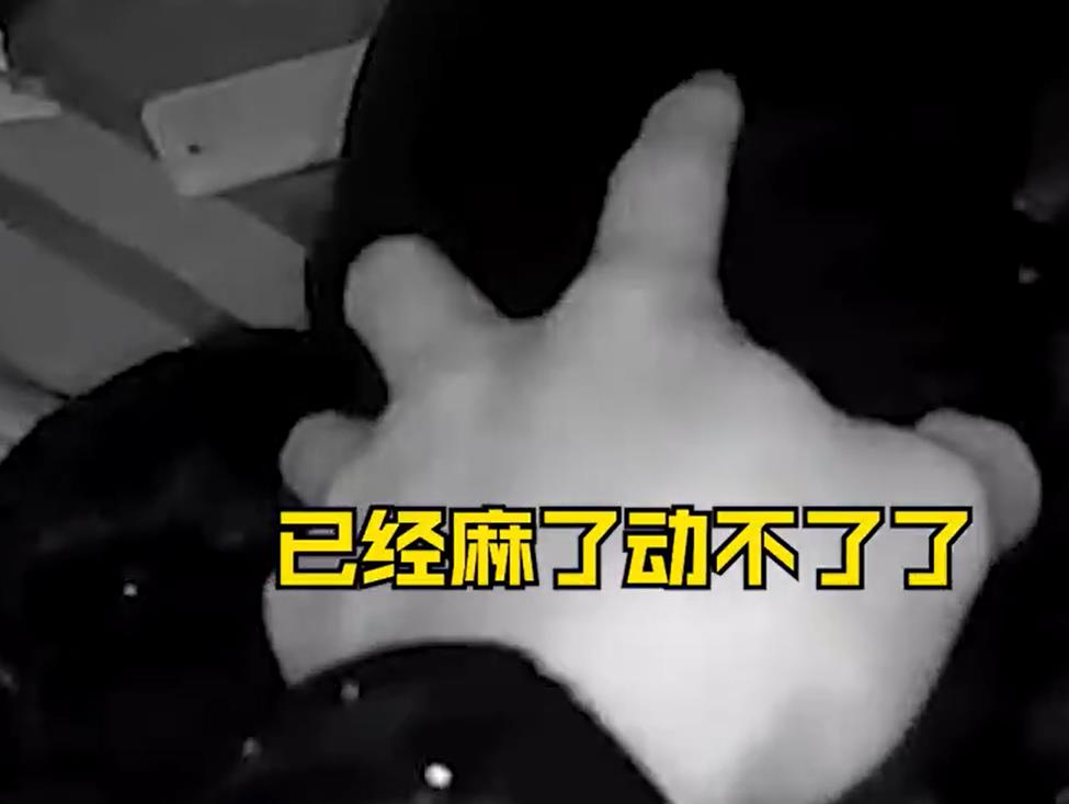 男子与妻子吵架砍断自己小拇指，对自己太狠了