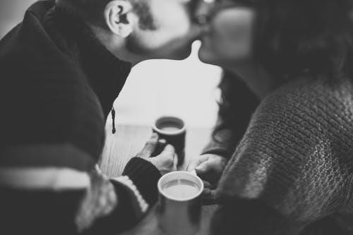 男生看女生哭心理反应(男人对你有心疼的感觉)