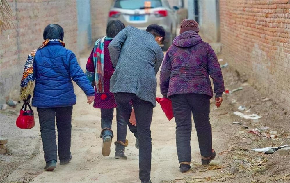 女孩相亲一天见了30多个男孩,称聊天像批奏折