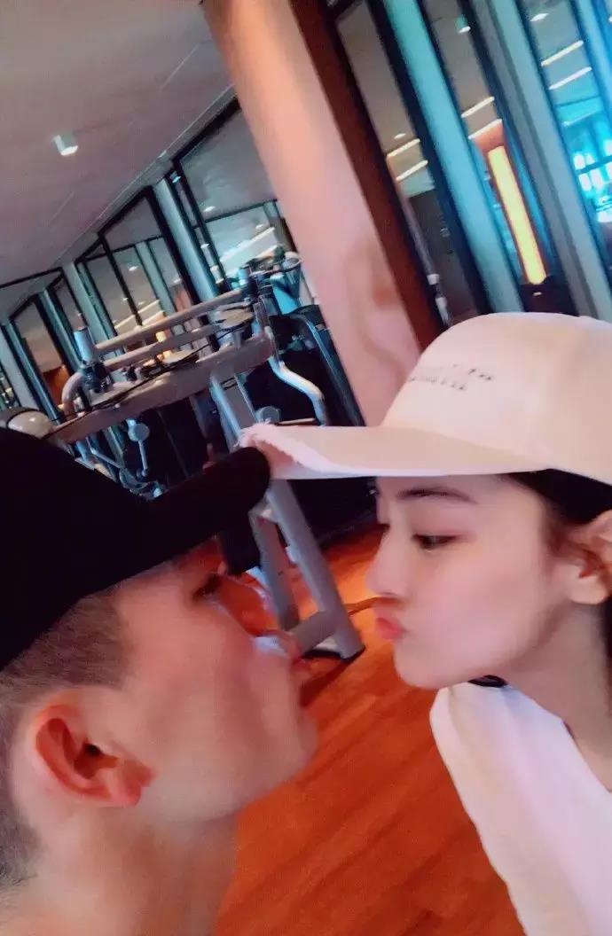 和粘人的男孩子恋爱有多甜，把你当成孩子来宠爱