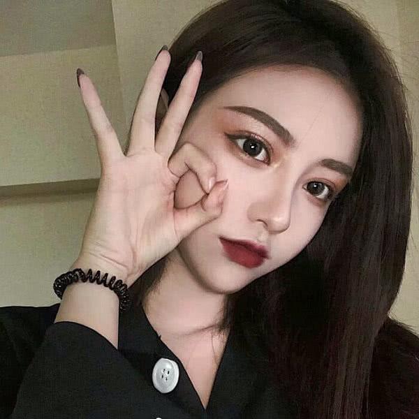 追女生经常做这三个举动(容易让她爱上你)