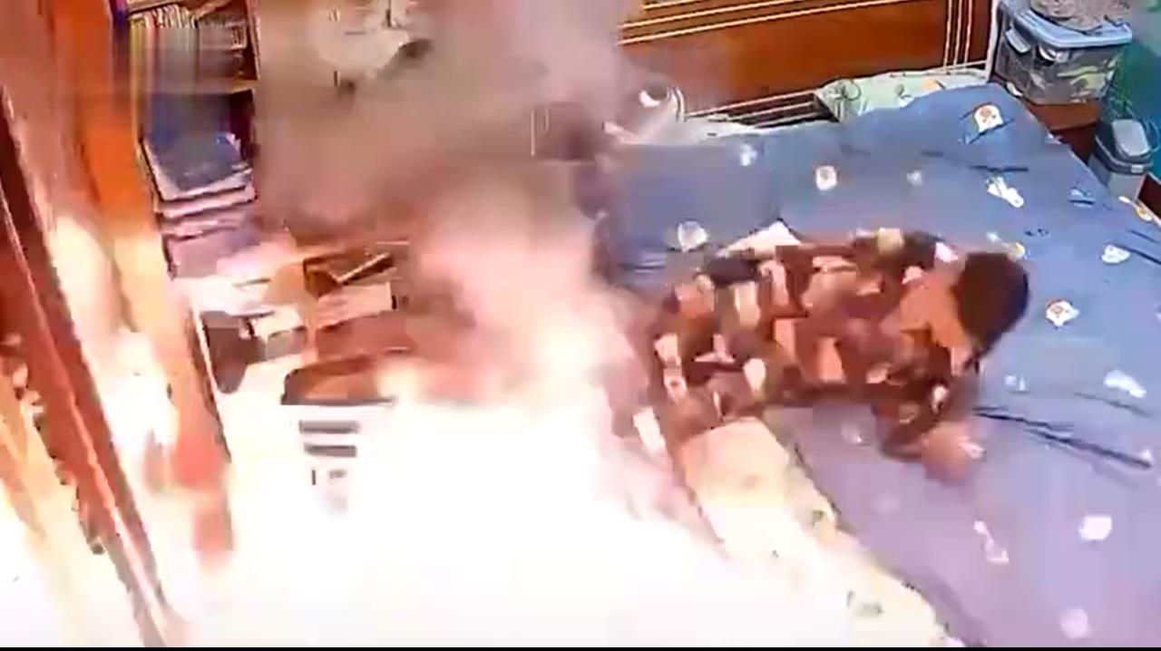 男孩卧室不慎点燃鞭炮被爸爸揍,网友意见纷纷