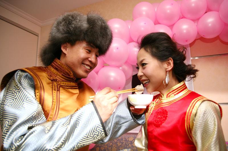 新奇有趣的少数民族婚俗(你的家乡结婚有哪些讲究呢)