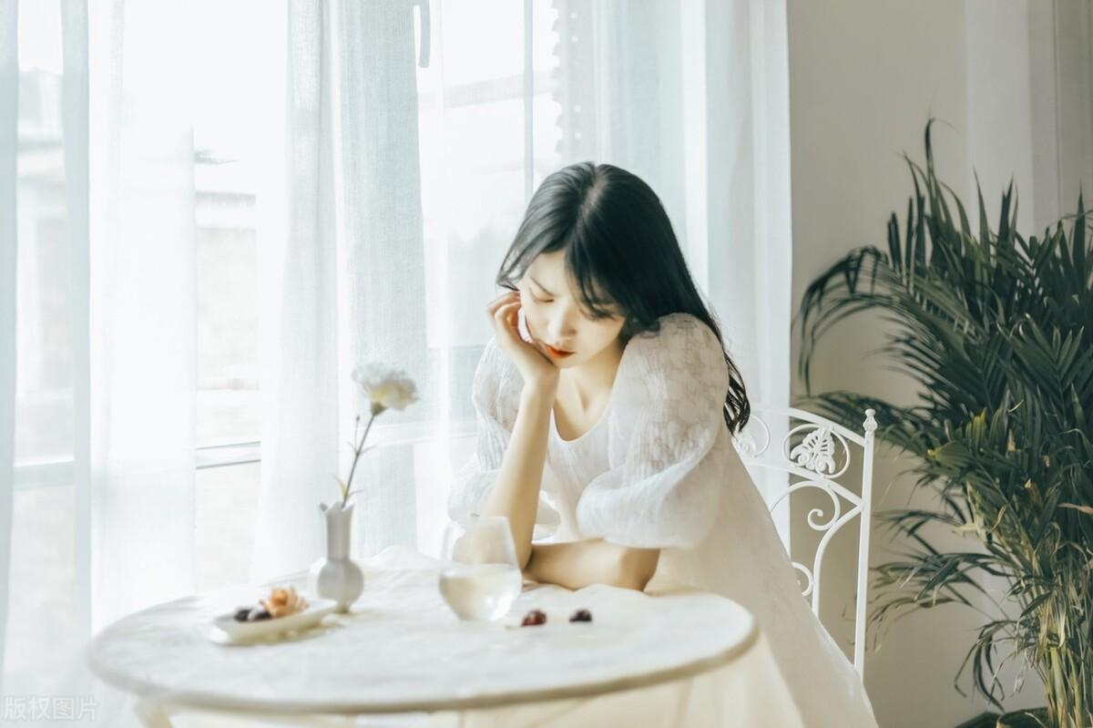 女生回消息慢怎么办(用对这3招让她主动找你聊)