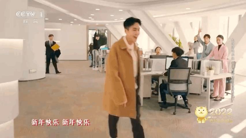 张若昀春晚高马尾错位图好好笑，还有一点点可爱！